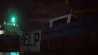 İstanbul Zeytinburnu açıklarında demirli geminin personeli, 80 bin doları bulan maaşlarının ödenmemesi nedeniyle hiçbir yere kıpırdayamıyor. Rus armatörün zaman zaman yiyecek gönderdiği gemiciler, önceki ay “Help” (İmdat) yazılı bir de pankart açarak yardım istedi ve seslerini duyurmaya çalıştı. Denizcilik kurallarına […]