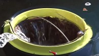 Geri dönüşümlü materyallerden üretilen Seabin, bir pompa ve denizdeki pislikleri toplamak için bir kovadan oluşuyor. Üst taraftaki kova pislikleri muhafaza ederken, Seabin’in içine giren su ise filtrelenerek denize geri bırakılıyor. Her geçen gün kirlenen denizler için önemi ortada olsa da, […]