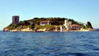 Başbakan Adnan Menderes ve iki bakanın asıldığı Yassıada’ya otel ve kongre merkezi yapılırken ağaçların kesildiği ortaya çıktı. Projeyi üstlenen MESA fazlası ile ağaç ekileceğini duyurdu. Levon Bağış’ın sosyal medyada paylaştığı Yassıada fotoğrafı, inşaat çalışmalarında adanın halini gözler önüne serdi. Yassıada […]