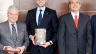 Costa Crociere’in Yönetim Kurulu Başkanı Neil Palomba ile bir araya gelenEkrem Demirtaş, “Türkiye’ye gelme konusunda bazı endişeleriniz olabilir ama bugünler geçecek. Ege’den uzaklaşmayın. 2016 yılında İzmir’e tekrar gelmeye başlayın” dedi. İzmir Ticaret Odası (İZTO) Yönetim Kurulu Başkanı Ekrem Demirtaş, İtalya’da […]