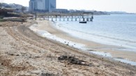 Çanakkale Boğazı’nda deniz suyunda 15 metrelik çekilme meydana geldi. Olayın “gelgit” etkisiyle oluştuğu açıklanırken, deniz çekilmesinin Boğaz’da yılın belli dönemlerinde görüldüğü ileri sürüldü. Çanakkale Boğazı’nda “gelgit” etkisiyle deniz suyunda 15 metrelik çekilme meydana geldi. İl merkezinde bazı mevkilerde deniz suyunun […]