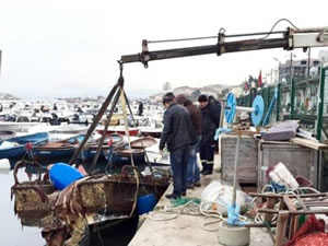 Arnavutköy Balıkçı Barınağı’nda kendi haline terk edilip yağmurlu ve rüzgarlı