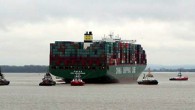 Dünyanın en büyük konteyner gemilerinden Çin Bayraklı “CSCL INDIAN OCEAN”, Elbe Nehri’nde karaya oturdu. 19 bin konteyner kapasiteli 399 metre uzunluğundaki dev gemiyi kurtarmak için öncelikli olarak yakıtı boşaltılıyor. Dünyanın en büyük konteynır gemilerinden “CSCL INDIAN OCEAN”, Hamburg limanına gittiği […]