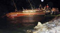 Kuşadası’nda etkili olan şiddetli fırtına nedeniyle marina dışındaki kayalıklara demirli olan bir gezi teknesi battı. Sağanak yağmur ve şiddetli fırtına Kuşadası’nda günlük yaşamı olumsuz yönde etkiliyor. Gün boyu devam eden sağanak yağmur ve şiddetli fırtına nedeniyle balıkçı teknesi ve yatların […]