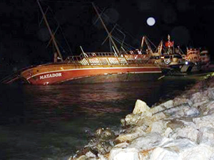 Kuşadası’nda etkili olan şiddetli fırtına nedeniyle marina dışındaki kayalıklara demirli