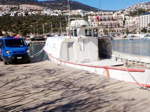 Antalya’nın Kaş ilçesinde limana demirli bir tekneye düzenlenen operasyonda 103