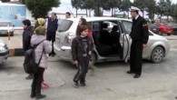 Mersin’de, Sahil Güvenlik Akdeniz Bölge Komutanlığınca hayata geçirilen “Yavru Balık Denizde, Gelecek Elimizde Projesi” kapsamında her yaştan kişilerin denizleri sevmesi ve canlıların neslinin devamı konusunda bilinçlendirilmesi amaçlanıyor. Sahil Güvenlik Komutanlığı personeli, denizlerin sevdirilmesi ve canlı deniz kaynaklarının korunması amacıyla geliştirdiği […]