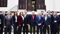 Aziz Kocaoğlu’nun önderliğinde Selanik’i ziyaret eden İzmirli işadamı ve turizmciler, iki kent arasındaki denizyolu taşımacılığının geliştirilmesi konusunu masaya yatırdı. İzmir Belediye Başkanı Aziz Kocaoğlu’nun önderliğinde Selanik’i ziyaret eden İzmirli işadamı ve turizmciler, temaslarının ikinci gününde Liman Başkanlığı’nda iki kent arasındaki […]