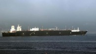 Çanakkale Boğazı, doğal gaz yüklü 282 metre uzunluğundaki tankerinin geçişi nedeniyle, Kuzey’den Güney’e tek yönlü olarak transit gemi geçişlerine kapatıldı. Cezayir’in Arzew Limanı’ndan Marmara Ereğlisi’ne doğalgaz götüren 80 bin 654 grostonluk, 282 metre uzunluğundaki Cezayir bayraklı ‘Larbi Ben M’hidi’ isimli […]