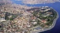 İstanbul Büyükşehir Belediyesi, tarihi yarımada için kritik bir karara imza attı. Eminönü’nden sonra Yenikapı, Aksaray ve Yedikule’yi de turizmin hizmetine açtı. Tarihi semtlerin dokusunu bozacak karar yoğun inşaat faaliyeti yaratacak. Tarihi evler otele dönüşecek İstanbul’un en eski yerleşim yerlerindeki tarihi […]