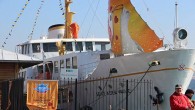 Beşiktaş İskelesinde açılışı yapılacak olan Vapur Turnesi alışveriş mağazası konseptiyle Türkiye’de bir ilk gerçekleştirdi. Görenlerin büyük ilgisini toplayan gemi büyük markaların fırsat ürünlerini içinde barındırıyor. Bayan giyiminden erkek giyimine, ayakkabıdan çanta ve gözlük aksesuarlarına kadar birçok ürün yelpazesi bulunan bu […]