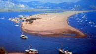 Türkiye’nin denize açılan tek gölü olan Köyceğiz’in, Dalyan Kanalı’yla buluştuğu noktadaki kum hareketliliği nedeniyle yaşanan doğa olayı görenlerin ilgisini çekerken, bilim adamları tarafından da inceleme konusu oluyor. Muğla’nın Ortaca İlçesi’nde deniz kaplumbağası Caretta Caretta’ları ile dünyaca ünlü İztuzu Plajı’nı Dalyan […]