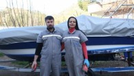 Muğla’da Aslı Özyıldız isimli bir çocuk annesi kadın, 10 yıldır tekne bakım işleri yapıyor. Dönerci eşini de yanına çırak alan girişimci kadın evinin geçimini sağlıyor. Türkiye’nin önemli turizm merkezi Marmaris’te yaşayan Aslı Özyıldız, 10 yıl önce baba mesleği tekne bakım […]
