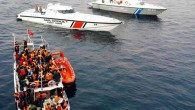 Türk Sahil Güvenlik ekipleri, Çeşme açıklarında batmak üzere olan teknedeki mültecileri kurtardığı sırada, Yunan Sahil Güvenlik Komutanlığı’na bağlı bot da yardım amaçlı geldi. Ülkelerindeki savaştan kaçan mültecilerin çıktığı umut yolculuğunda, Çeşme açıklarında bir ilk yaşandı. Türk Sahil Güvenlik ekipleri, teknedeki […]