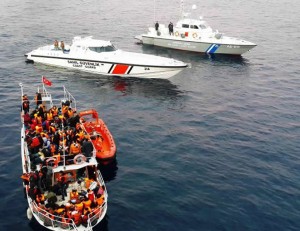 Türk Sahil Güvenlik ekipleri, Çeşme açıklarında batmak üzere olan teknedeki