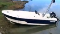 Ege denizinden Yunanistan’a götürmek için son zamanlarda bot ve tekne çalması dikkat çekerken, son olayda jandarma ekipleri, çalınan sürat motorunu ele geçirdi, hırsızlığı yapan kişiyi yakalandı. İzmir’de, insan tacirlerinin sığınmacıları yasa dışı yolla Ege denizinden Yunanistan’a götürmek için son zamanlarda […]