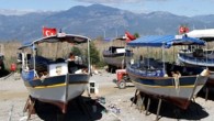 Muğla’nın Dalyan Kanalı ile Köyceğiz Gölü’nde turistlere hizmet veren Dalyan Tekne Kooperatifine kayıtlı günübirlik tur tekneleri kahverengi ve maviye boyanıyor Muğla’da Dalyan Tekne Kooperatifine bağlı günübirlik tur tekneleri, bu yıl aynı renklere boyanarak sezona hazırlanıyor. Muğla ve ilçelerindeki tekne çekek […]