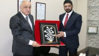 İskenderun’a gelen KKTC Ekonomi, Sanayi ve Ticaret Bakanı Sunat Atun İMEAK Deniz Ticaret Odası İskenderun Şubesi’ni ziyaret etti. Görüşmelerde KKTC ile Türkiye arasındaki işbirliği ele alındı KKTC Ekonomi, Sanayi ve Ticaret Bakanı Sunat Atun, “Kıbrıs adasında ciddi bir ekonomik kriz […]