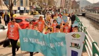 Zonguldak’ta, bir grup çevreci ve öğrenci, ‘Dünya Su Günü’ nedeniyle ellerinde dövizlerle yürüyerek suyun önemine dikkat çekti. TEMA Zonguldak İl Temsilciliği’nce gerçekleştirilen etkinlik kapsamında izci grubu öğrenciler ve çevreciler, Uzunmehmet Caddesi’nden geçen Acılık Deresi’nde toplandı. ‘Sağlıklı bir dünya için temiz […]