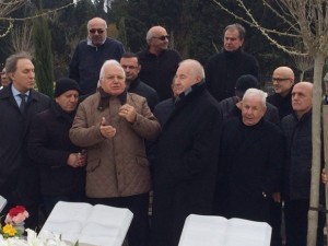 Şadan Kalkavan’ın vefatının seneyi devriyesinde mezarı başında anma töreni yapıldı.