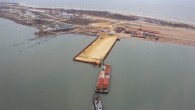 Turkuaz Shipping denizcilik şirketine ait “Lira” kuru yük gemisi Rusya’nın 2014 yılında Ukrayna’dan ele geçirdiği Kırım Yarımadasına Azak denizi üzerinde inşa etmekte olduğu köprünün direklerine çarptı. Olay 19 Mart’ta yaşandı, fakat bugün açıklandı. Haberi duyuran Rusya’daki İTAR-TASS ajansı daha 19 […]