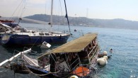 Sabah saatlerinde Bebek Sahili’nde kıyıda demirli bir tur teknesi enerji kesintisinden dolayı su aldı. Teknedeki enerji pompalarının devre dışı kalması nedeniyle su alarak battığı ileri sürüldü. Bebek sahilinde su alan gezi teknesi kısmen battı.Alınan bilgiye göre, Cevdet Paşa Caddesi sahilinde […]