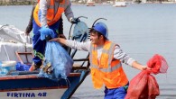 Bodrum Belediyesi öncülüğünde yürütülen deniz dibi temizliği, bu hafta Gümbet’te yapıldı. Bodrum Belediyesi Dalış ekibiyle gönüllü 12 dalgıcın iki tekne eşliğinde yaptığı çalışmalarda denizden tekne tuvaleti bile çıktı. Bodrum Belediyesi tarafından ’Denize En Çok Mavi Yakışır’ sloganıyla ilki geçen yıl […]