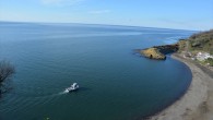 Ordu’nun “sakin şehir” (cittaslow) unvanına sahip Perşembe ilçesindeki Timsah Adası, yerli ve yabancı turistler için tatil alanına dönüştürülecek. Doğanın eşsiz güzelliğini yansıtan Perşembe’de bulunan yarımada, timsah görünümüyle dikkatleri çekiyor. Doğal ve Kültürel Varlıkları Koruma Envanteri’nde adanın karayla birleştiği alandaki kumsal […]