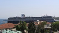 Dünyanın en teknolojik, yeni ve lüks kurvaziyer gemisi Koningsdam, bugün İstanbul Karaköy Limanı’na demirledi. Dünyanın en son teknolojisiyle donatılan ve 10 Nisan 2016 tarihinde suya indirilerek ilk seferine çıkan Holland America Line şirketine ait ’Koningsdam’ isimli kruvaziyer gemisi bugün öğleden […]