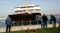Geçtiğimiz günlerde makine arızası yaparak sürüklenen Çanakkale’den Eceabat’a tarifeli seferini gerçekleştiren “Avşa Adası” adlı araba vapuru, bu kez de iskeleye 100 metre kala bilinmeyen bir nedenle karaya oturdu. Çanakkale’den Eceabat’a tarifeli seferini gerçekleştiren “Avşa Adası” adlı araba vapuru, İskeleye 100 […]