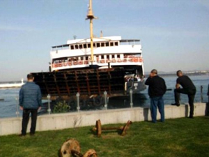 Geçtiğimiz günlerde makine arızası yaparak sürüklenen Çanakkale’den Eceabat’a tarifeli seferini