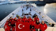 Antarktika kıtasında bilimsel araştırmalar yapan Türkiye’nin farklı üniversitelerinden bilim insanları, kıtadan ayrıldı. Türkiye’ye dönüş öncesinde Arjantin’in başkenti Buenos Aires’te açıklamada bulunan Sefer lideri, İstanbul Üniversitesi Öğretim Üyesi ve Türk Deniz Araştırmaları Vakfı (TÜDAV) Başkanı Bayram Öztürk, değişik üniversitelerden 13 bilim […]