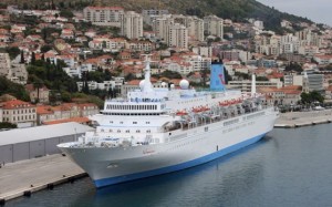 “Thomson Spirit” isimli İngiliz kruvaziyer gemisi bin 225 turistle Mersin