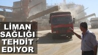 Gazimağusa Limanı’nda açık alanda boşaltılan dökme yükler büyük bir çevre kirliliğinin yanı sıra başta liman çalışanları olmak üzere bölgede yaşayan vatandaşın sağlığını da ciddi şekilde tehdit ediyor. Diyalog muhabirine ulaşan vatandaşlar, açık alanda boşaltılan dökme yüklerden meydana gelen tozun kendilerini […]