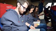 Konak-Karşıyaka vapuruyla seyahat edenler, İzmir Büyükşehir Belediyesi’nin Kütüphane Haftası sürprizi ile karşılaştı. Yolculukta kitap okuyan vatandaşlara alkışlar eşliğinde yeni bir kitap ile üzerinde “Ben okuyorum ya sen” yazılı kokartlar hediye edildi. Kitap okumayı özendirmek amacıyla okullara kitap seti armağan eden, […]