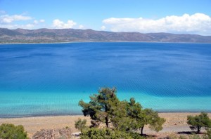 Beyaz kumsalı ve berrak yapısıyla Maldivler’e benzetilen Salda Gölü turizme