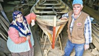 Düzce’nin Akçakoca ilçesinde yaşayan kayık ustası İbrahim Karakaş ve 40 yıllık hayat arkadaşı Nurten Karakaş, evlerinin yanındaki atölyede balıkçı kayıkları yaparak hem geçimlerini sağlıyor hem de kaybolmak üzere olan mesleği yaşatmaya çalışıyor. Gelişen teknolojiyle kaybolmaya yüz tutan meslekler arasına giren […]