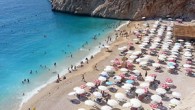 Muğla’nın Bodrum İlçesi’ndeki sosyetenin ve ünlü isimlerin tatil beldesi Göltürkbükü, Haziran ayına gelinmesine rağmen sessizlikten kurtulamadı. Onlarca lüks işletmenin boş olması dikkati çekti. Bodrum’un cennet Göltürkbükü Mahallesi’ndeki milyar dolarlık beach cluplar, Haziran ayına gelinmesine rağmen boş kaldı. Mayıs ayı başında […]