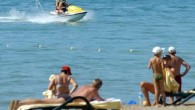 Antalya Deniz Ticaret Odası (DTO), Kaş’tan Gazipaşa’ya kadar 640 kilometrelik sahil şeridine sahip bölgede kaçak çalışan su sporları işletmelerine savaş açtı. Antalya (DTO) Başkanı İnanç Kendiroğlu, kaçak su sporu merkezlerinin özellikle Manavgat çevresini mesken edindiğini, tespit edilen merkezler ile jet-ski […]