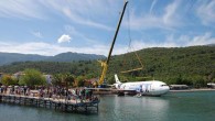 Kuşadası’nda Aydın Büyükşehir Belediyesi’nin dalış turizmini cazip hale getirmek ve resif olarak kullanılmak üzere Airbus A300 yolcu uçağını denize indirdiği sırada bazı vatandaşlar uçak düştüğünü sanıp telefonlara sarıldı. Aydın Büyükşehir Belediyesi’nin Kuşadası’nda dalış turizmini geliştirmek amacıyla Kuşadası Körfezi’nde batırmaya hazırlandığı […]