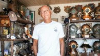 Deniz ve sualtı tutkunu olan iş adamı Jeff Hakko, tarihi dalgıç malzemelerinden oluşan 200 parçalık eşsiz koleksiyonunu Deniz Müzesi’nde sergilenmek üzere Deniz Kuvvetleri Komutanlığı’na bağışladı. Emekli (dalgıç) dz. Kd. Albay Kaptan Selçuk Koray, Jeff Hakko’nun bu ‘asil’ bağışını kaleme aldı. […]