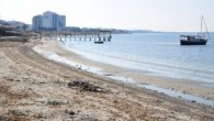 Tekirdağ’ın Marmara Denizi’ne kıyısı olan Marmara Ereğlisi ilçesinde deniz suyu kıyıdan 15 metre geri çekildi. Halk arasında paniğe neden deniz çekilmesiyle sahilde kum adacıkları oluştu. Marmara Ereğlisi İlçesine bağlı Yeniçiftlik Mahallesi’nde deniz suyu, kıyıdan 15 metre çekildi. Deniz suyunun çekildiği […]