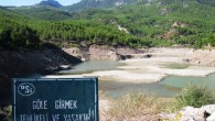 29 Kasım 2016 Salı – Yusuf Yavuz-turizmhaberleri.com- Antalya Antalya’nın Konyaaltı ilçesine bağlı Doyran Mahallesi’nde bulunan sulama amaçlı Doyran Göleti, plansız kullanım ve kuraklık yüzünden kuruma noktasına geldi. Doyran Çayı üzerinde inşa edilen gölette bir aydır su birikemiyor. Konuyla ilgili DSİ yetkilileri bir […]