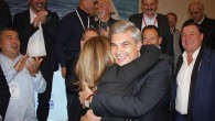 Ankara’da gerçekleşen Genel Kurul’da 208 delegenin 111’inin oyunu alarak Türkiye Yelken Federasyonu’nun yeni başkanı seçilen Özlem Akdurak’ı, sonuçlar açıklandıktan sonra kucaklayarak ilk kutlayan kişi, dinleyici olarak salonda bulunan eşi Rebii Akdurak oldu. Akdurak, öncelikli olarak kulüplerin nefesini kesen ecrimisil soruna […]