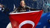 Dalış rekortmeni milli sporcu Derya Can, değişken ağırlıklı paletli dalış kategorisinde 111 metreye dalarak dünya rekoru kırdı. Derya Can, Antalya’nın Kaş ilçesinin Hidayet Koyu açıklarındaki denemesinde 2 dakika 38 saniyede 111 metreye başarılı bir dalış gerçekleştirdi. Bu dalış ile Şahika […]
