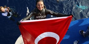 Dalış rekortmeni milli sporcu Derya Can, değişken ağırlıklı paletli dalış