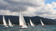 Marmaris Uluslararası Yat Kulübü (MIYC) tarafından düzenlenen, Burhanettin Tekdağ Yıl Sonu Kupası yelkenli yat yarışlarına, 16 yat ile 120 yelkenci katıldı. Marmaris Körfezi’nde gerçekleştirilen ve 2 gün süren yarışların final gününde, yarış komitesini taşıyan teknenin denize açılarak yarış parkurunu belirleyen […]