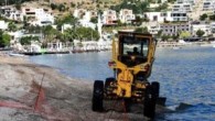 Muğla’nın Bodrum ilçesinde Belediye ekipleri, olumsuz hava şartları nedeniyle çöp ve yosunların birikmiş olduğu sahillerde temizlik yapıyor. Bodrum Belediyesi Fen işleri Müdürlüğü ekipleri, şiddetli rüzgar ve dalgalar nedeniyle kirlenen Kumbahçe Sahili’nde, 2 kepçe ve 4 kamyon yardımıyla kumsal temizliği yaptı. […]