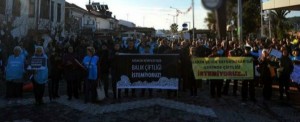 İzmir Seferihisar’da balık çiftliği kurulmasına tepki gösterildi. Çevreciler, balıkçılar, sivil