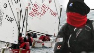 TYF tarafından Çeşme’de düzenlenen Kış Kupası Optimist ve Laser yarışları oldukça çetin hava koşulları altında gerçekleşti. Hava sıcaklığının en fazla 2 dereceye çıkabildiği Çeşme’de rüzgarın hızı çoğu zaman 30 knot’ı zorladı. Bazı yelkenciler hipotermi tehlikesi yaşadı. Optimist’te 8, Optimist Junior, […]